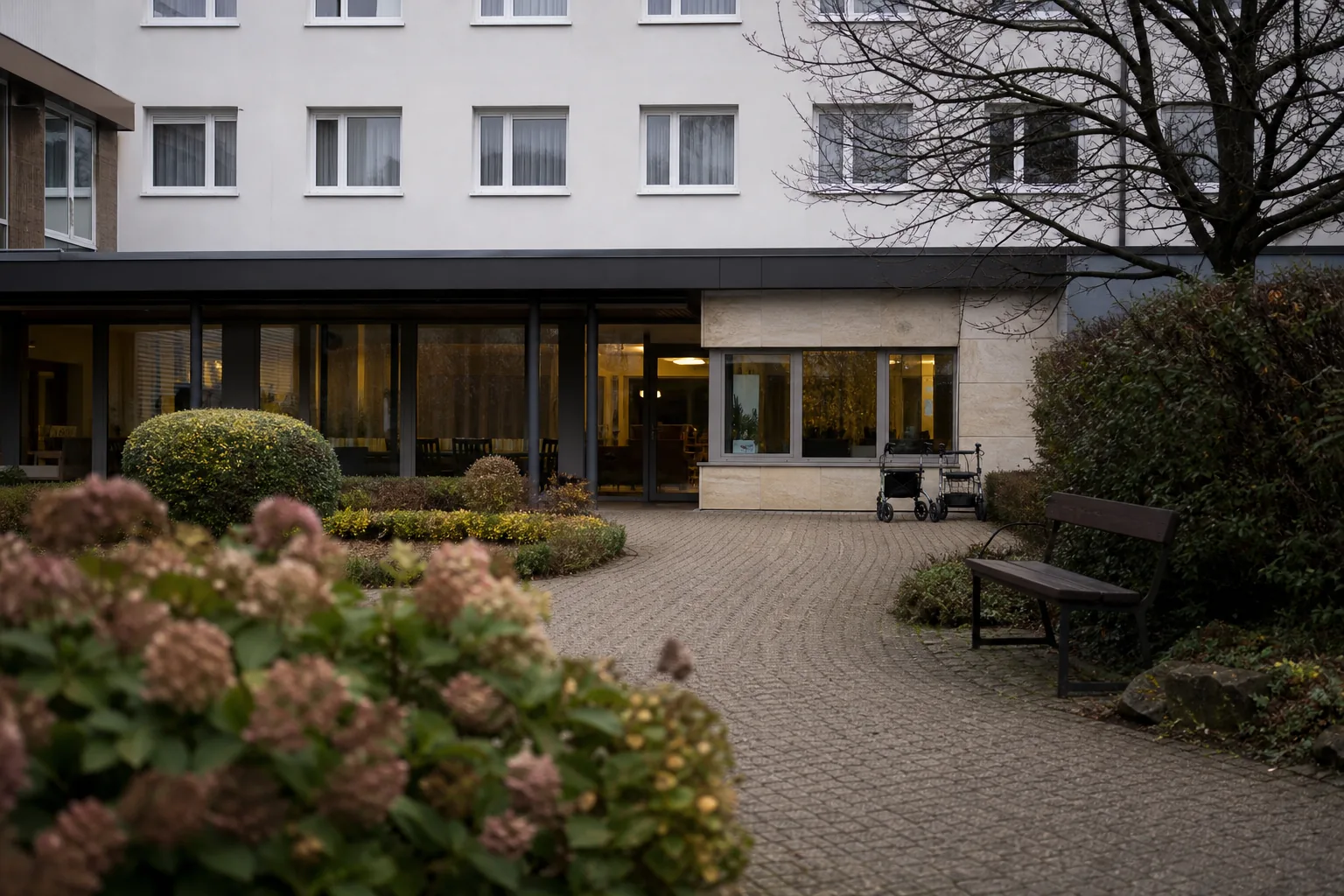 Symbolbild: Ein Seniorenheim steht für den Tatort in Olfen, an dem eine Bewohnerin getötet und zwei Frauen schwer verletzt wurden.