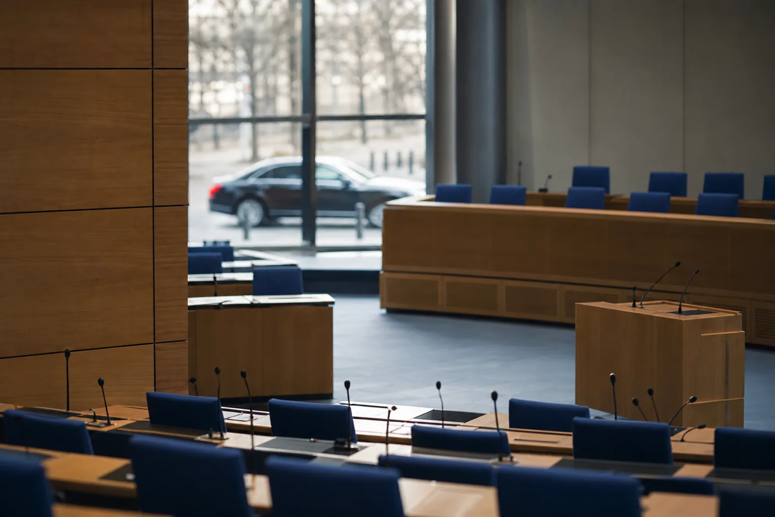 Symbolbild: Ein leerer Plenarsaal steht für die Debatte um Ämter und Mehrheiten in Landesparlamenten.