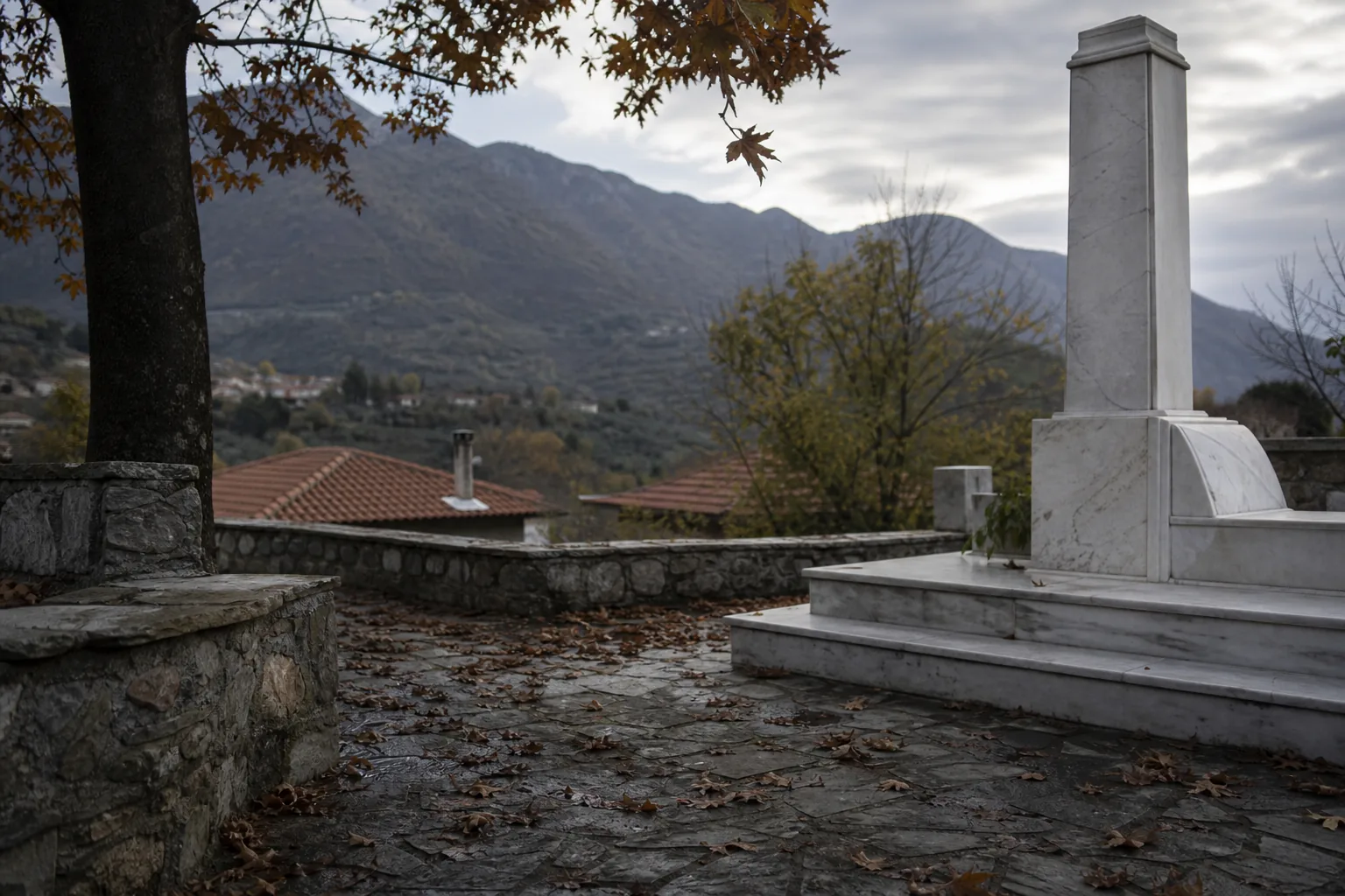 Symbolbild: Ein stiller Gedenkort in einer griechischen Berglandschaft steht für die Debatte über deutsche Kriegsreparationen.