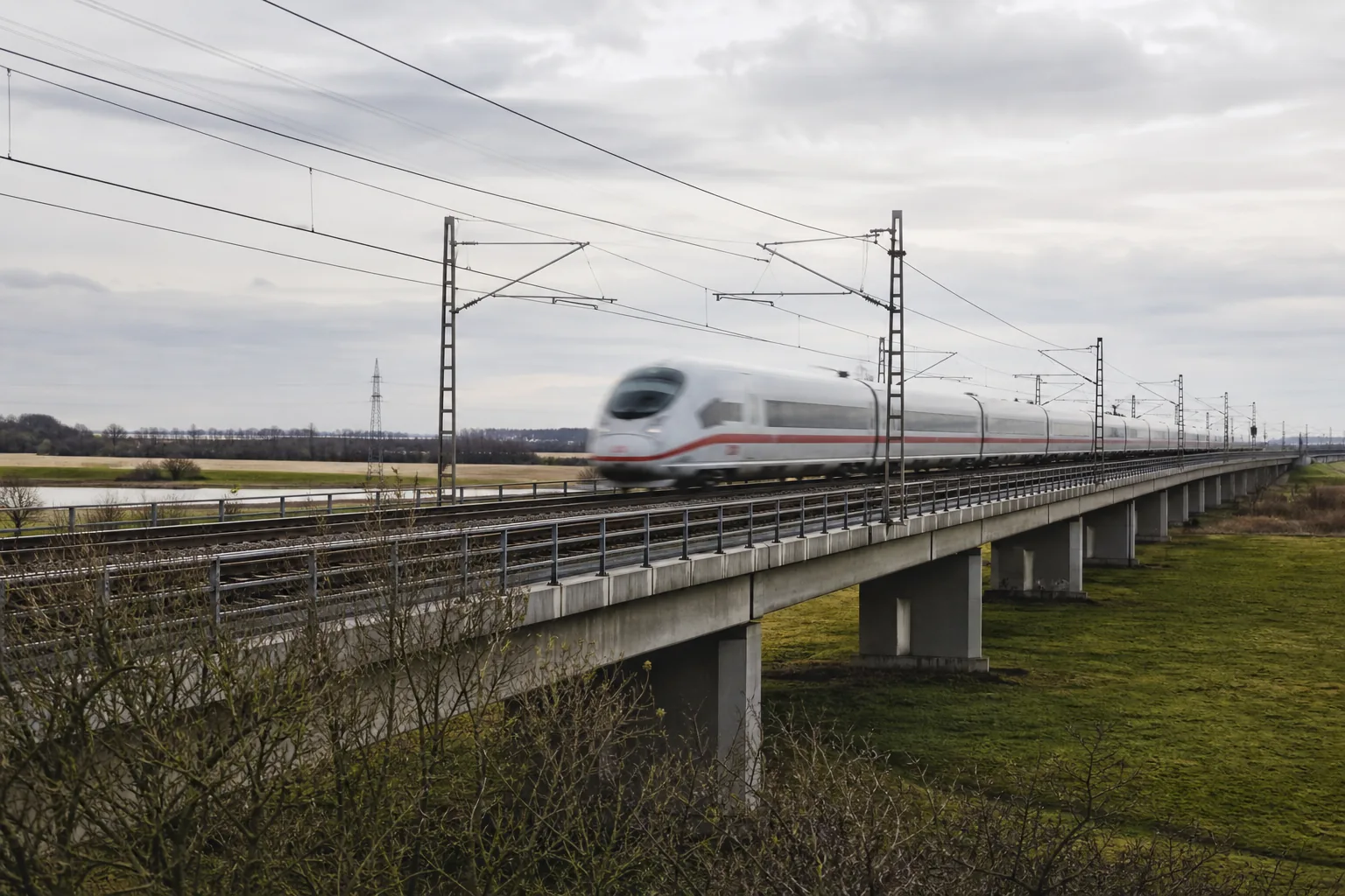 Symbolbild: Eine neue Bahntrasse durch eine norddeutsche Landschaft steht für den geplanten Ausbau zwischen Hamburg und Hannover.