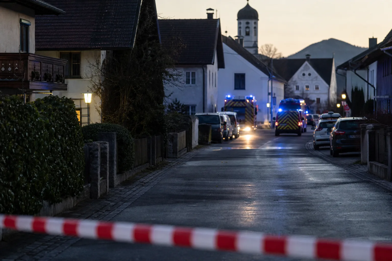 Symbolbild: Ein abgesperrter Ortsbereich während eines Polizeieinsatzes in einer bayerischen Gemeinde.
