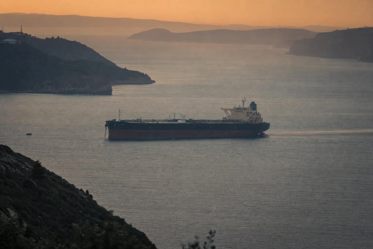 Symbolbild: Ein Tanker auf einer engen Seeroute am Persischen Golf.