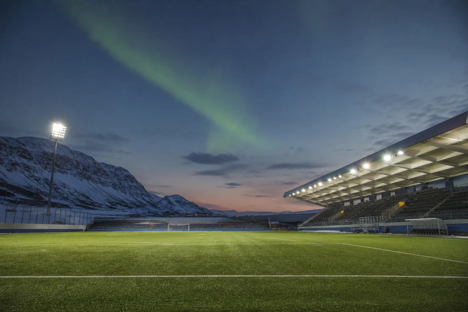 Symbolbild: Ein Fußballstadion im Norden Europas mit Kunstrasen und Flutlicht.