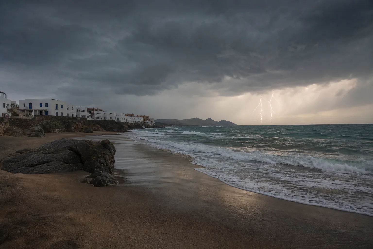 Symbolbild: Ein Gewitter zieht über einen leeren Strand auf einer griechischen Insel.