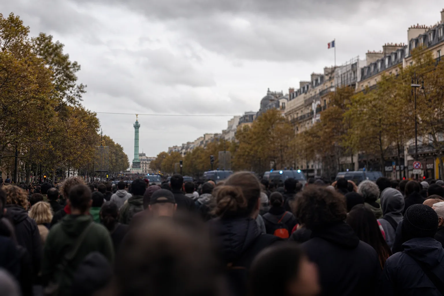 Symbolbild: In Frankreich protestieren Menschen gegen hohe Kosten und geplante Einsparungen.