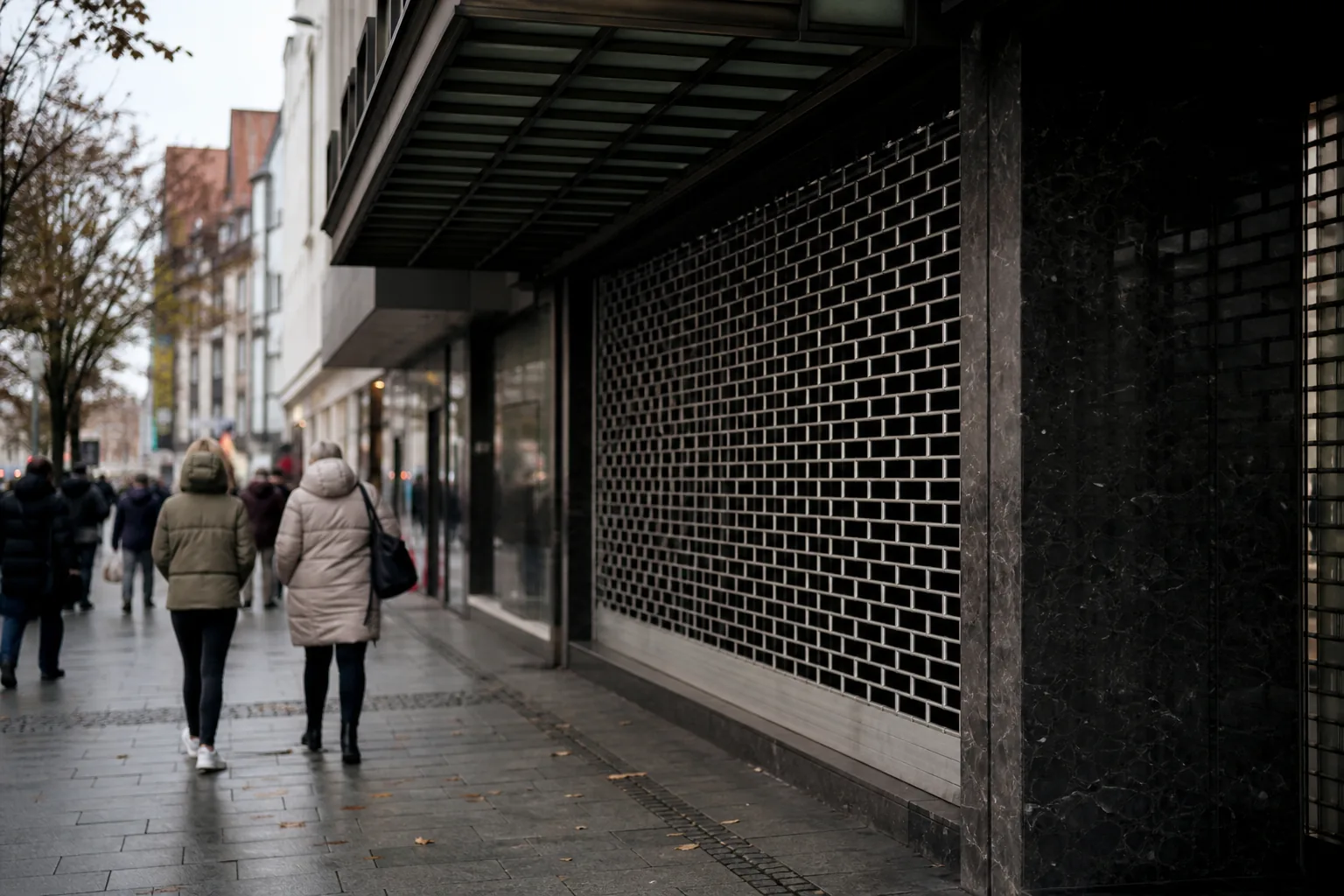 Symbolbild: Ein Warenhauseingang in einer Innenstadt steht für die unsichere Lage im Einzelhandel.