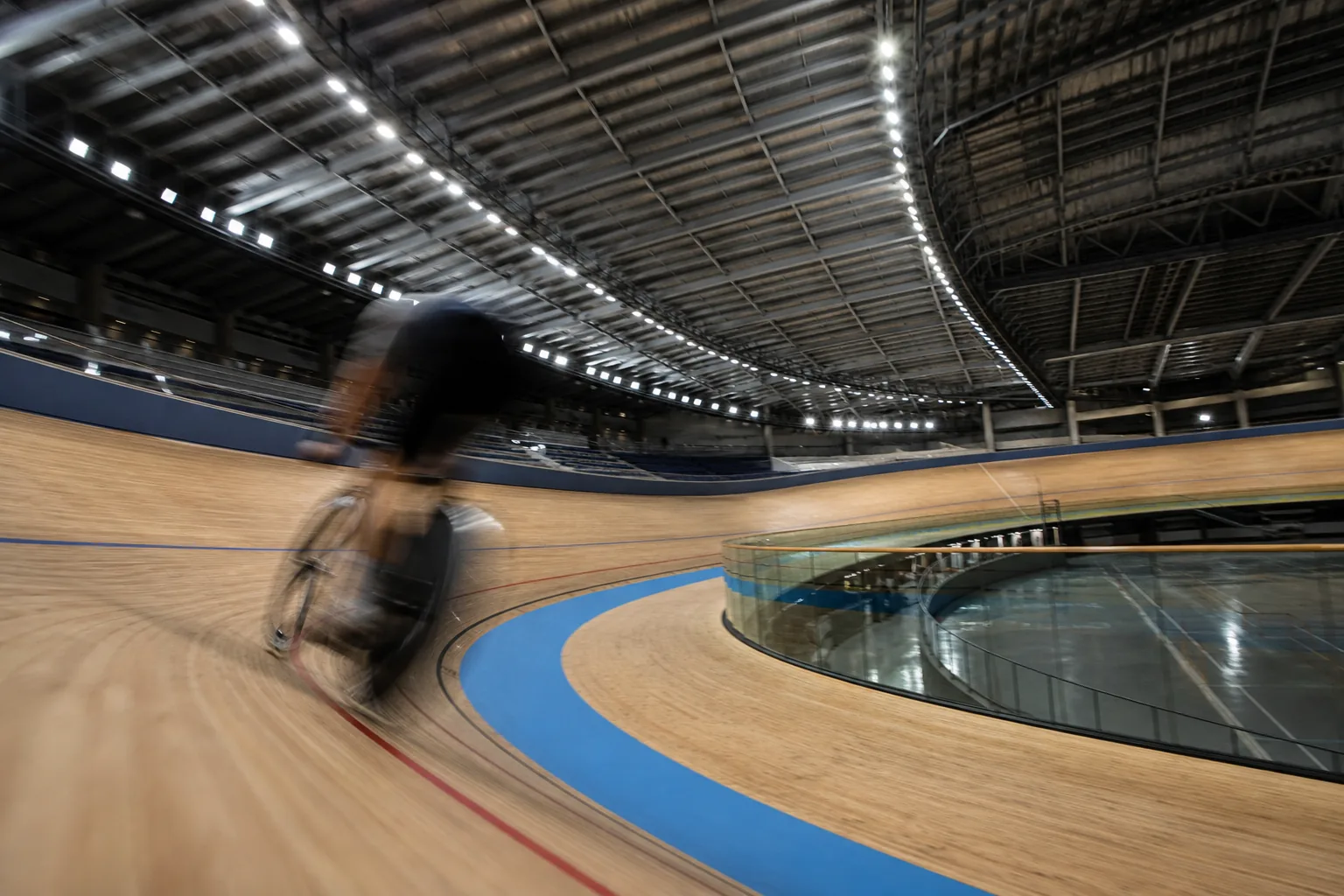 Symbolbild: Bahnradrennen in einem Velodrom unter Wettkampflicht.