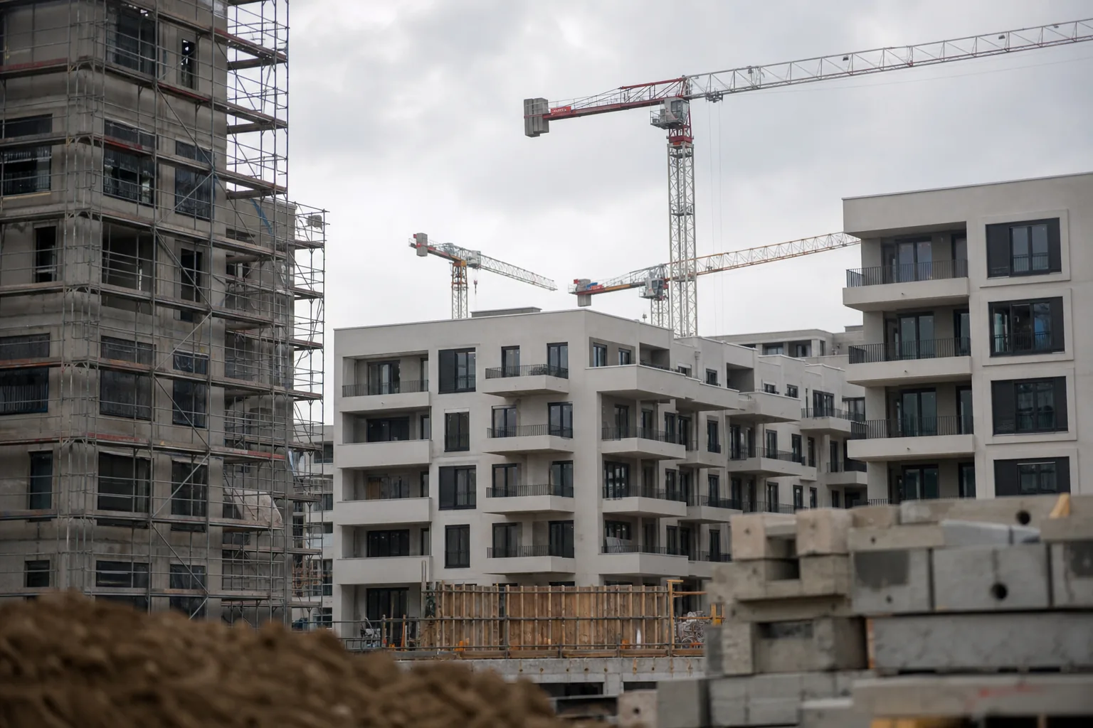Symbolbild: Neue Wohnhäuser im Bau stehen für die Debatte über eine stärkere Rolle des Bundes beim Wohnungsbau.