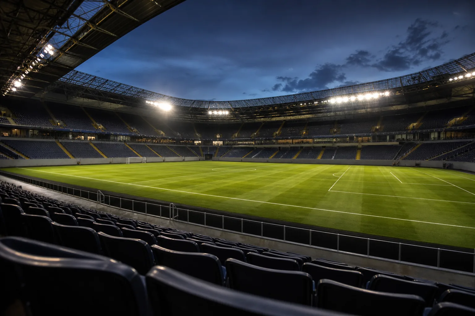 Symbolbild: Ein Fußballstadion unter Flutlicht vor einem wichtigen Länderspiel.