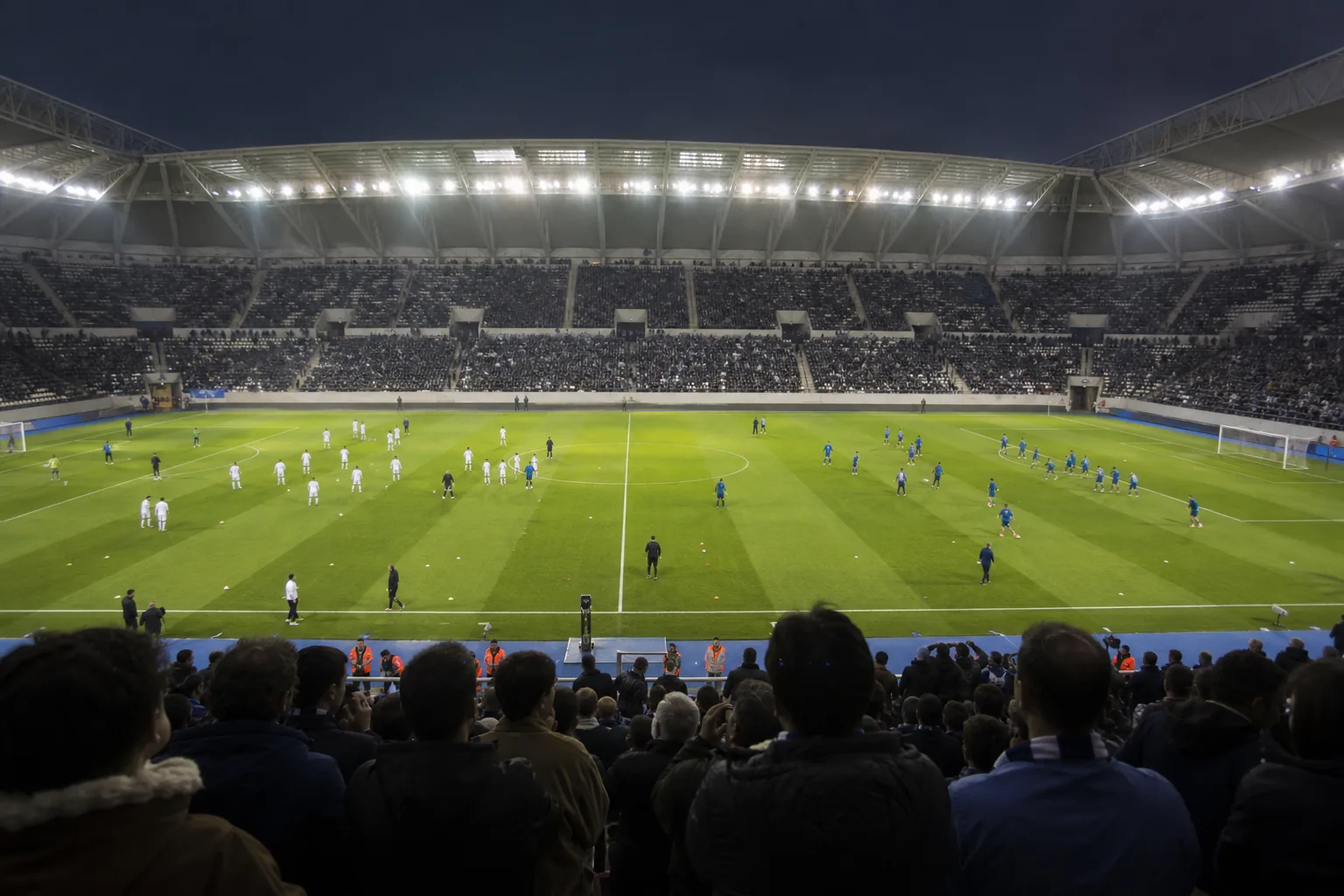 Symbolbild: Ein Fußballstadion unter Flutlicht vor einem wichtigen Länderspiel.