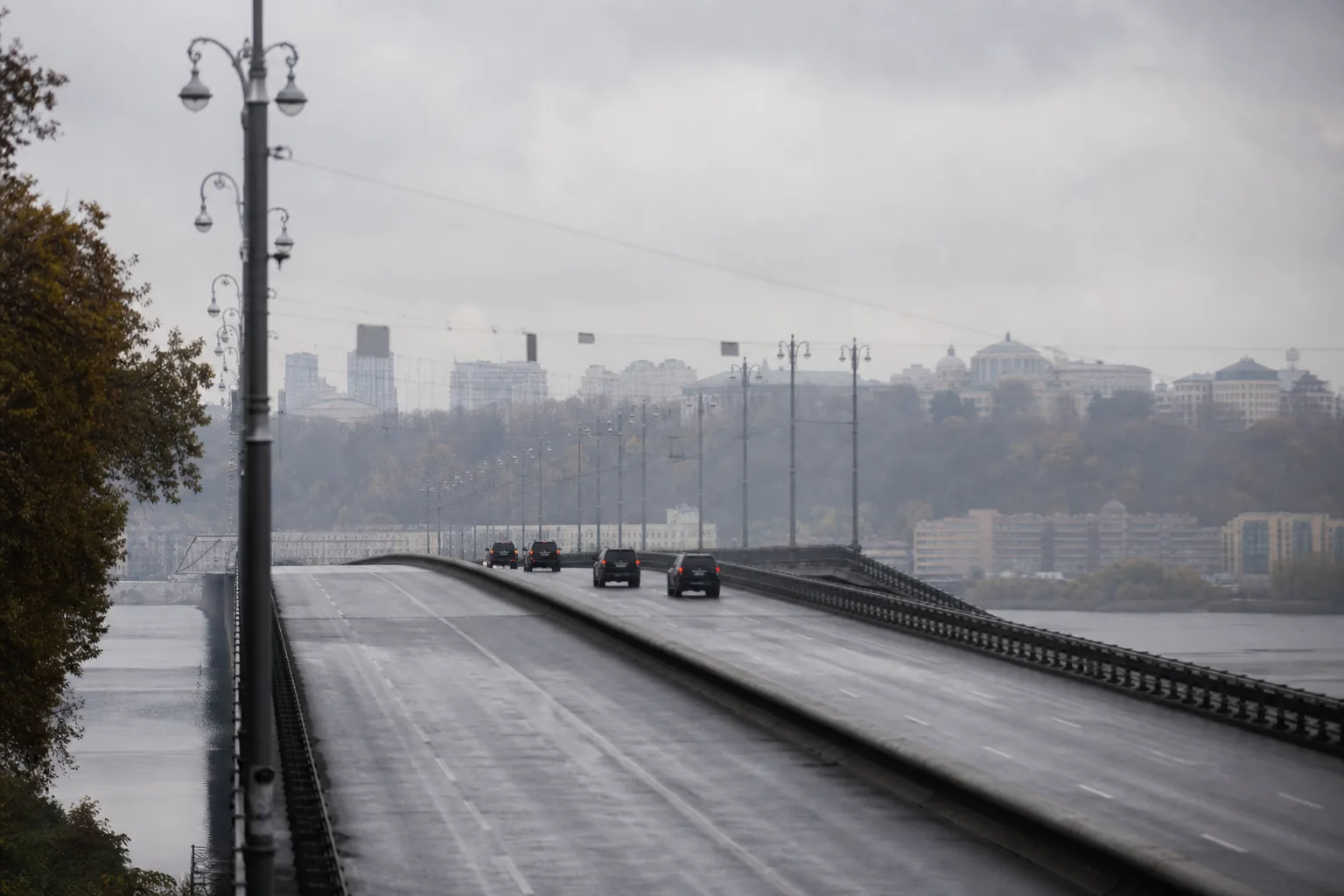 Symbolbild: Eine leere Brücke in Kiew steht für die angespannte Lage während des Kanzlerbesuchs.