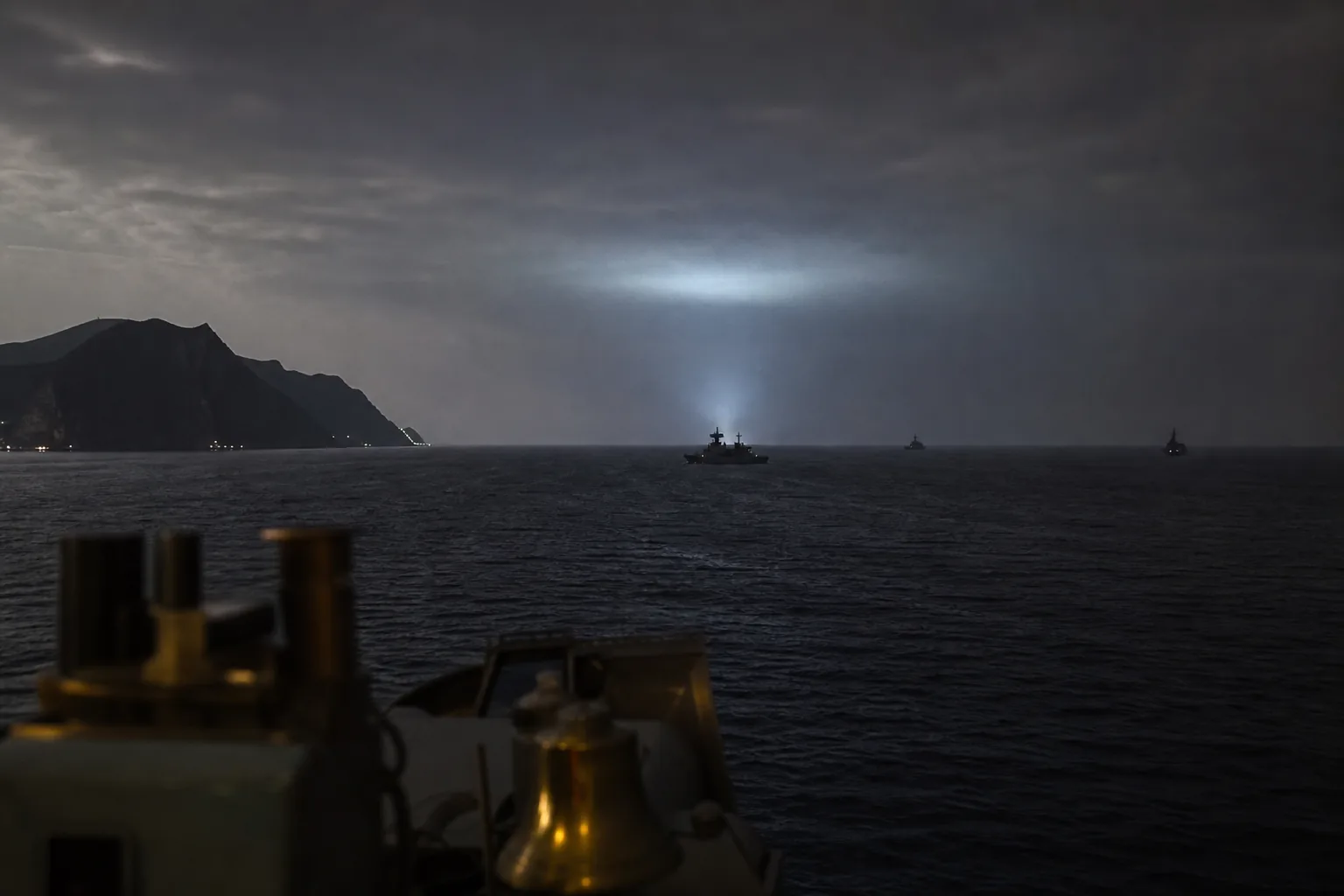 Symbolbild: Ein nächtliches Meeresszenario steht für die angespannte Lage nach dem nordkoreanischen Raketentest.
