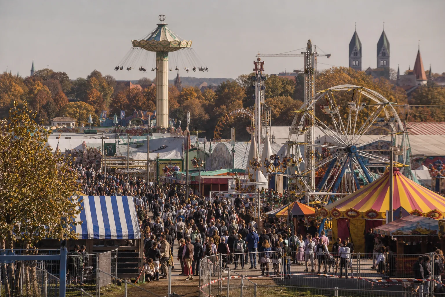 Symbolbild: Das Oktoberfest in München zieht zum Finale viele Besucherinnen und Besucher an.