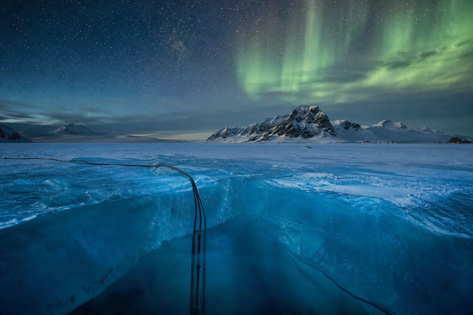 Symbolbild: Ein Neutrino-Observatorium im antarktischen Eis steht für die Suche nach Teilchen aus dem Kosmos.