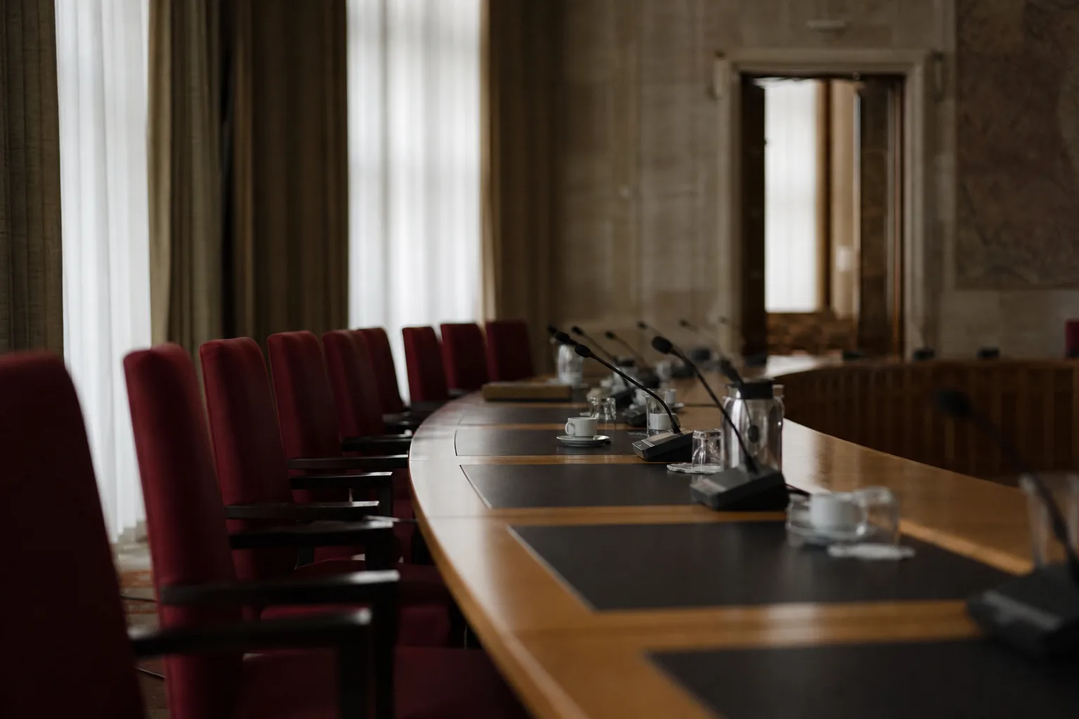 Symbolbild: Ein leerer Konferenzraum steht für die offene Führungsfrage in der SPD.