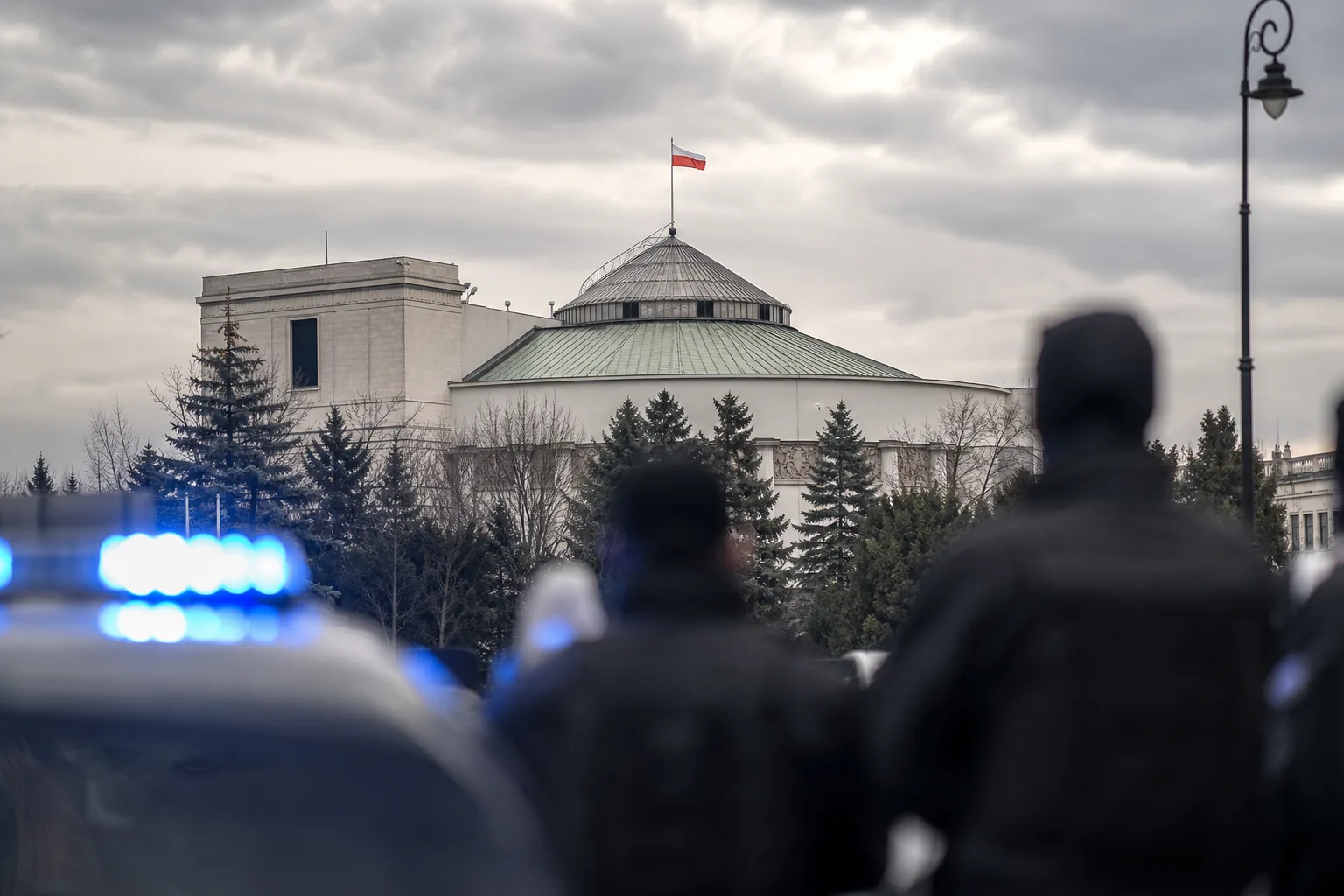 Symbolbild: Sicherheitslage vor einem Regierungsgebäude in Polen.