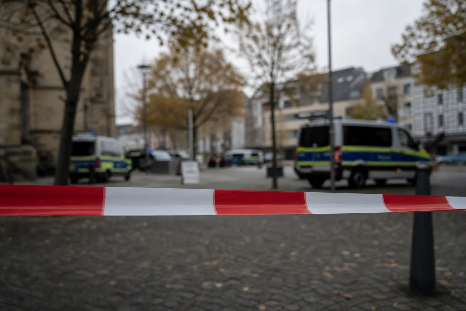 Symbolbild: Polizeieinsatz in einer Innenstadt nach einer Häftlingsflucht.