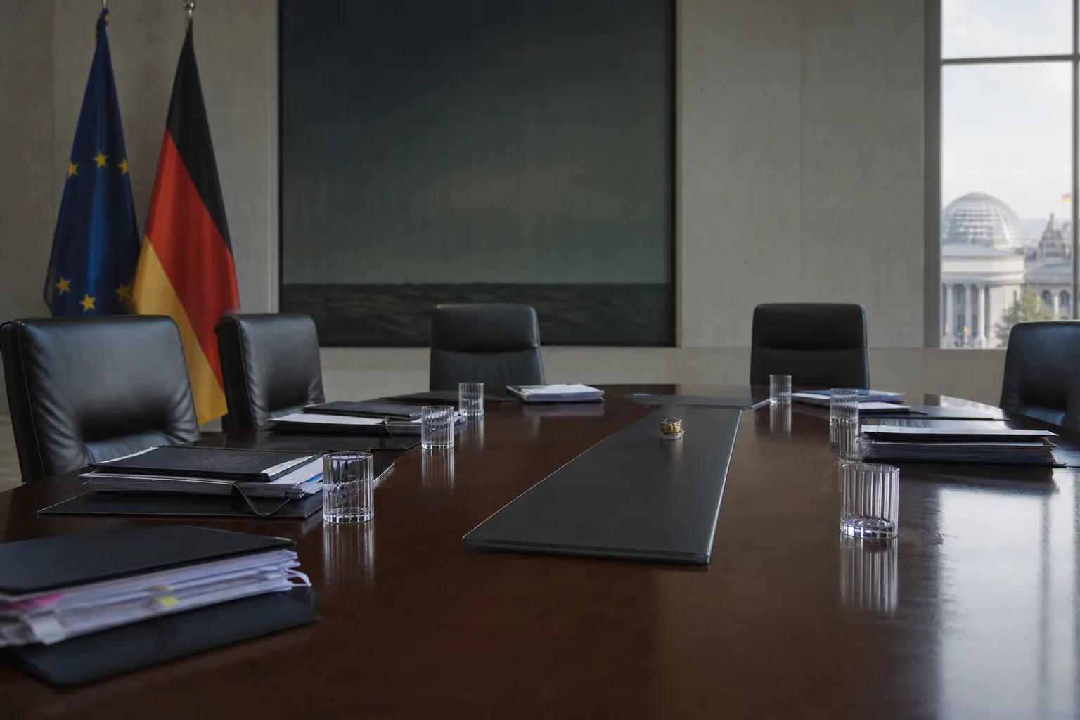 Symbolbild: Ein leerer Konferenzraum steht für die angespannte Lage der schwarz-roten Koalition.