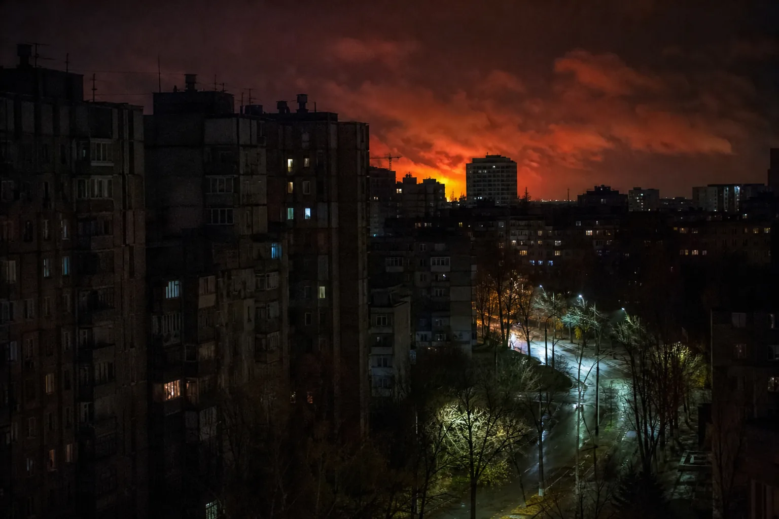 Symbolbild: Eine nächtliche Straße in einer ukrainischen Stadt während eines Luftalarms.