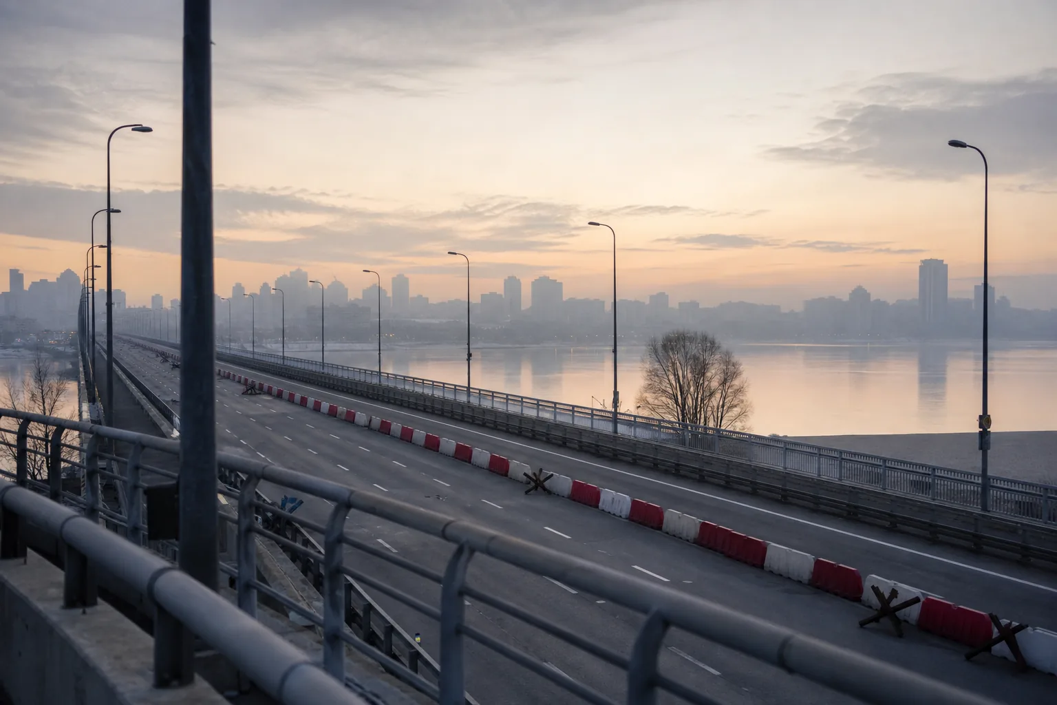 Symbolbild: Eine gesperrte Brücke über einen breiten Fluss steht für die angespannte Lage in Kiew nach russischen Drohnenangriffen.
