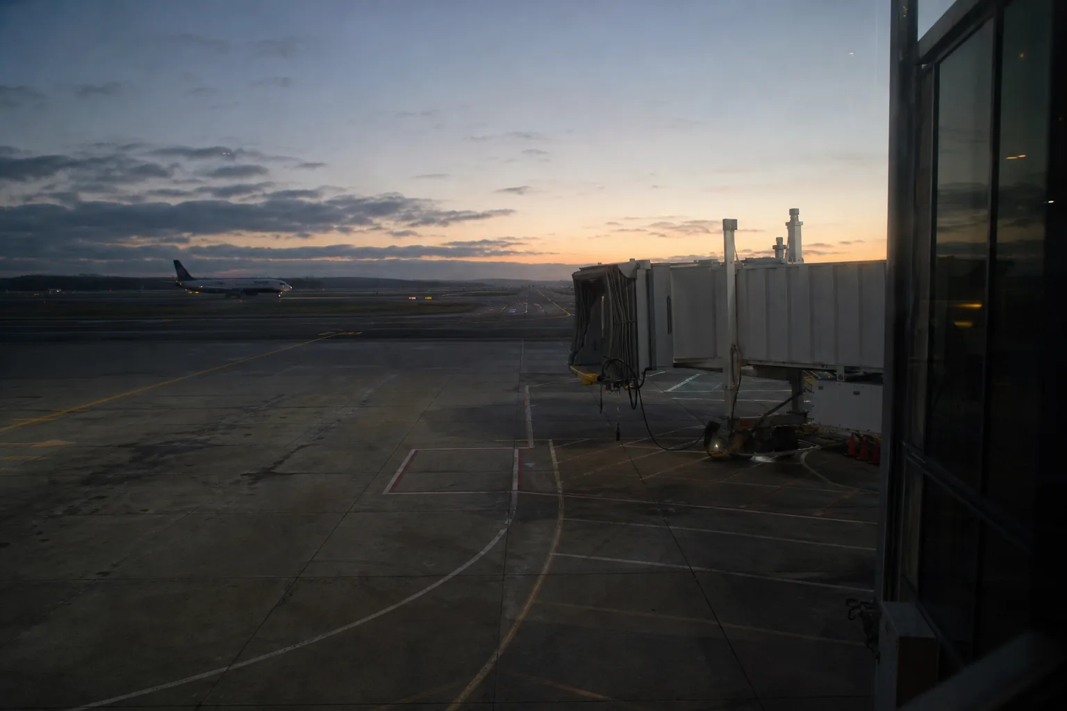 Symbolbild: Ein Regionalflughafen bei Abendlicht steht für die Einschnitte im Flugangebot.