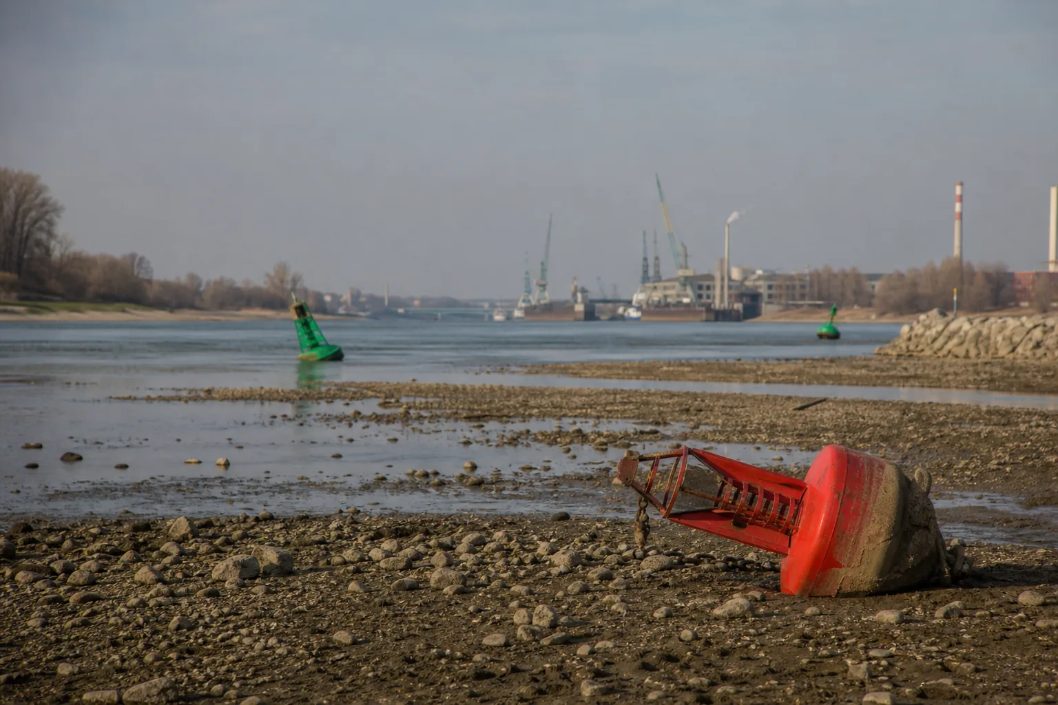 Symbolbild: Niedrige Wasserstände können Schifffahrt, Energieversorgung und Wirtschaft belasten.
