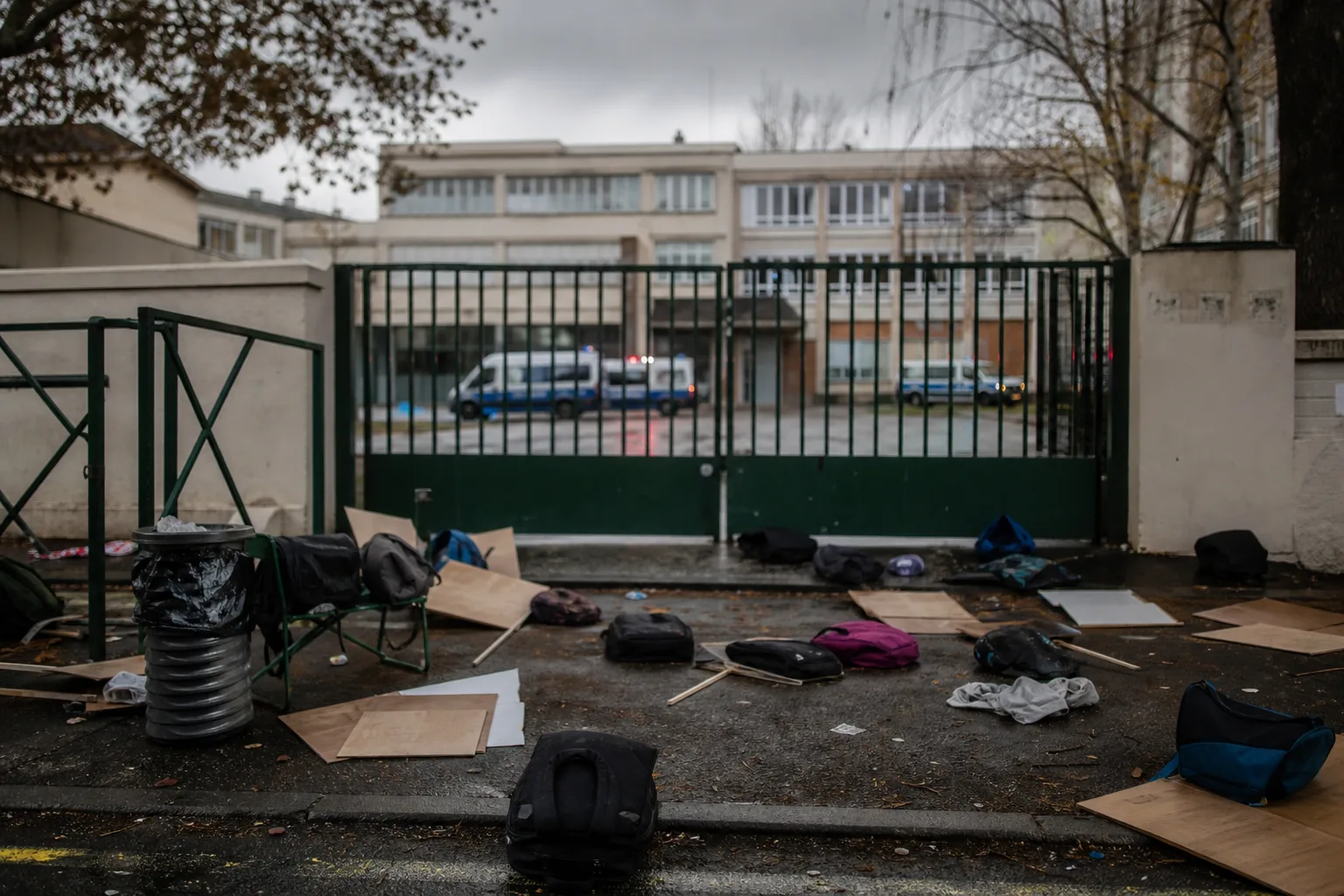 Symbolbild: Geschlossene Schultore und Polizeipräsenz stehen für die angespannte Lage bei den Schülerprotesten in Frankreich.