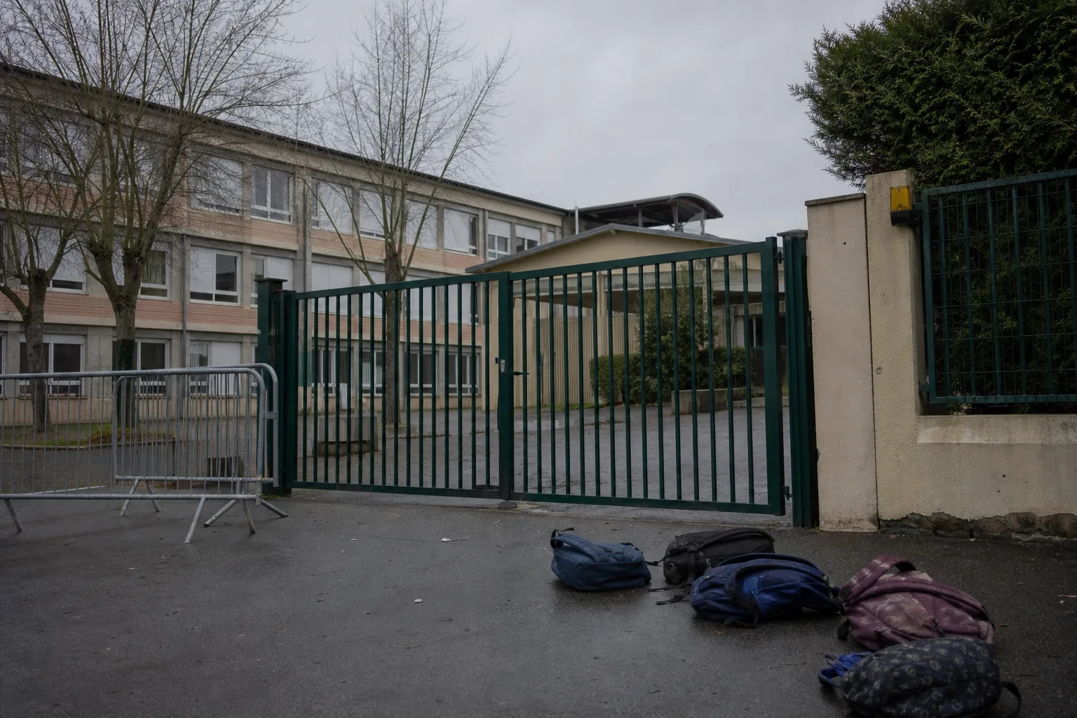 Symbolbild: Eine verlassene Schuleingangsszene steht für die angespannten Proteste an französischen Schulen.