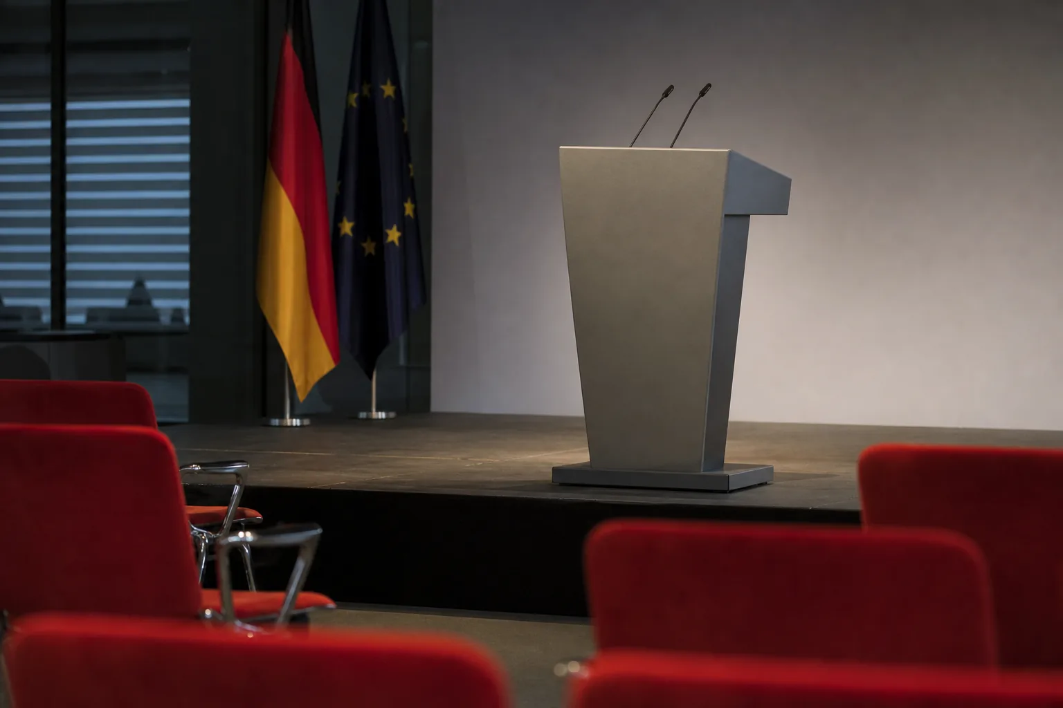 Symbolbild: Eine leere Parteibühne steht für die offene Führungsfrage in der SPD.