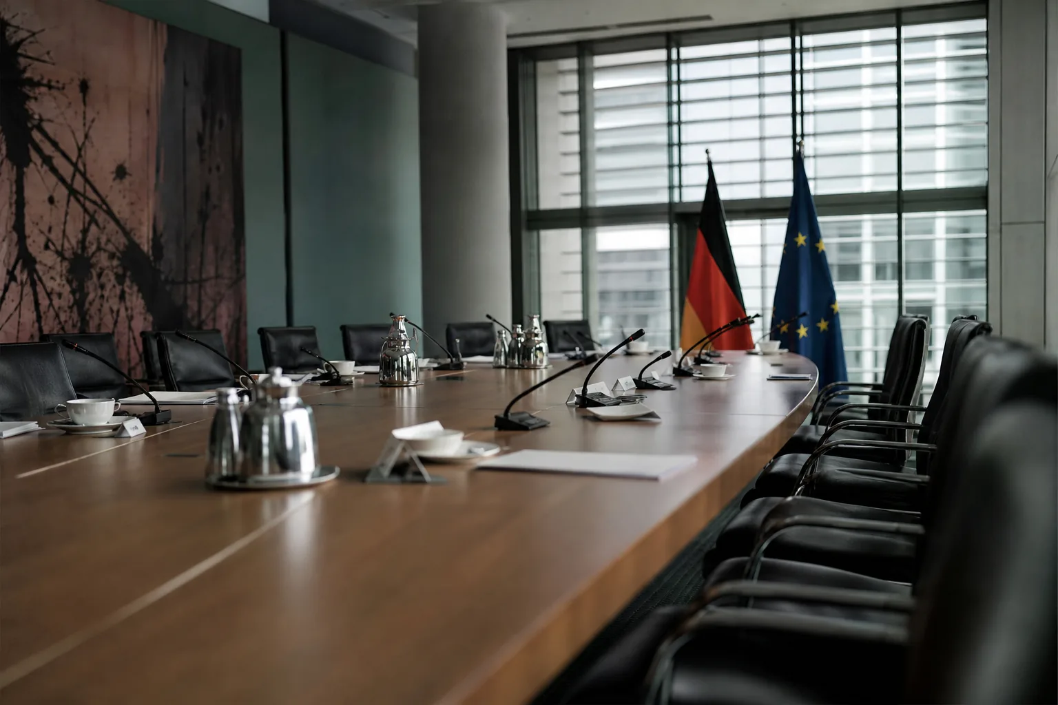 Symbolbild: Ein leerer Konferenzraum steht für die Beratungen der CDU-Spitze in Berlin.