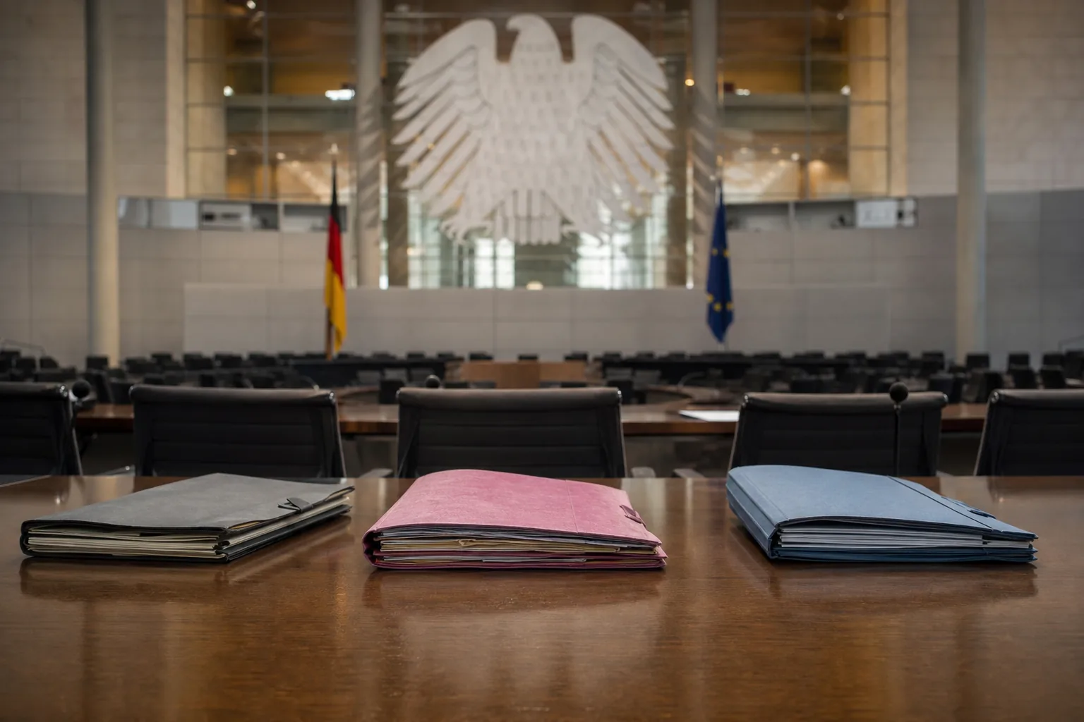 Symbolbild: Ein leerer Verhandlungstisch steht für die unterbrochenen Sondierungen in Berlin.