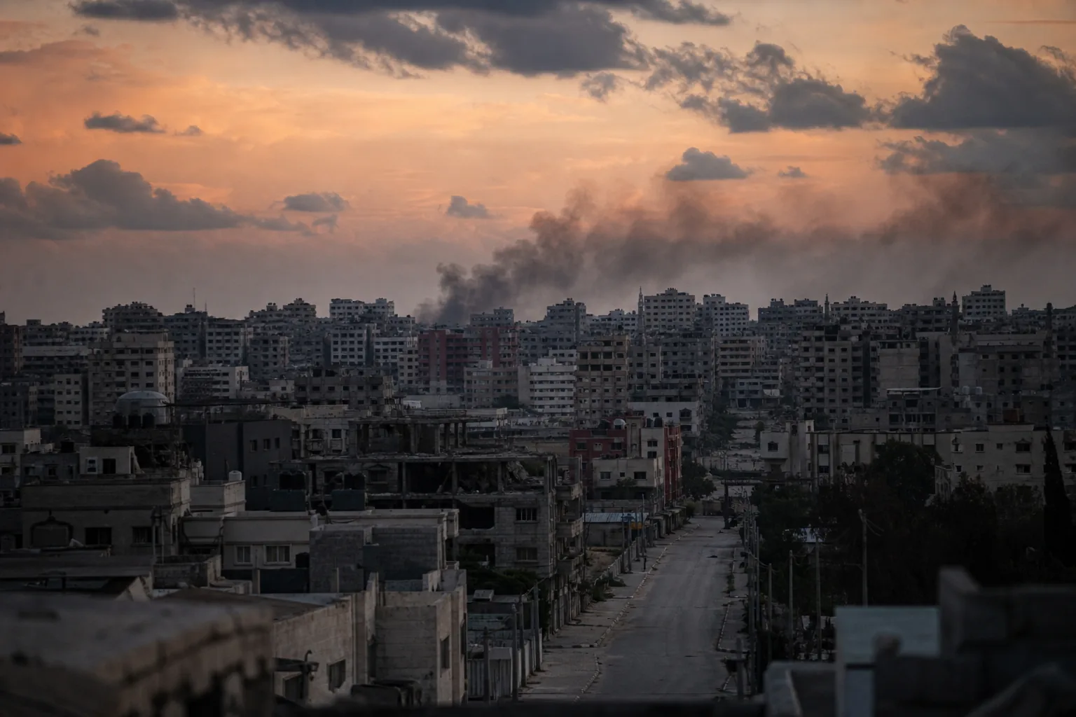 Symbolbild: Rauch über einem dicht bebauten Stadtviertel steht für die anhaltenden Angriffe im Gazastreifen.