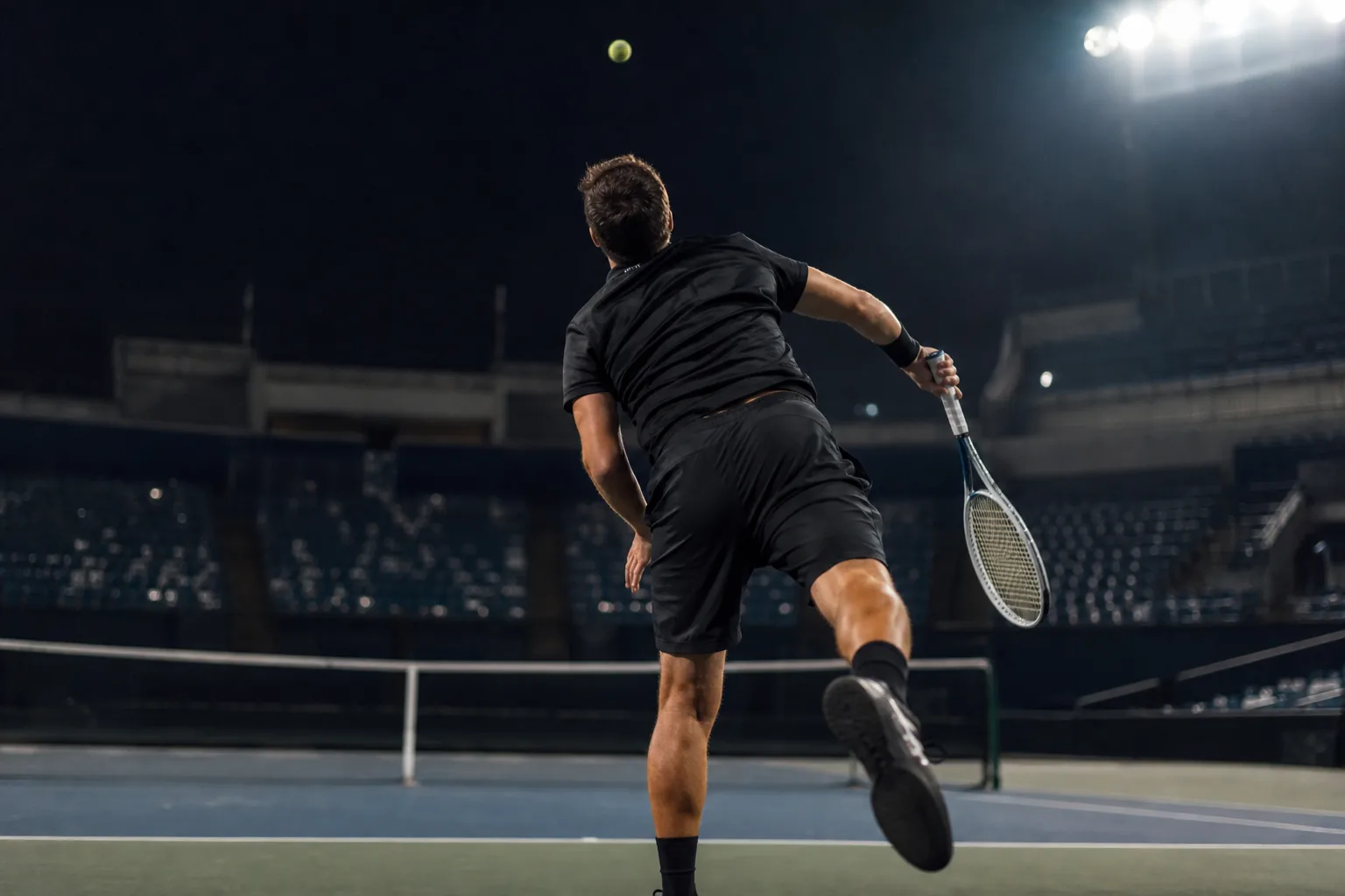 Symbolbild: Ein Tennisspieler auf Hartplatz unter Flutlicht steht für Zverevs Turnierlauf in Shanghai.