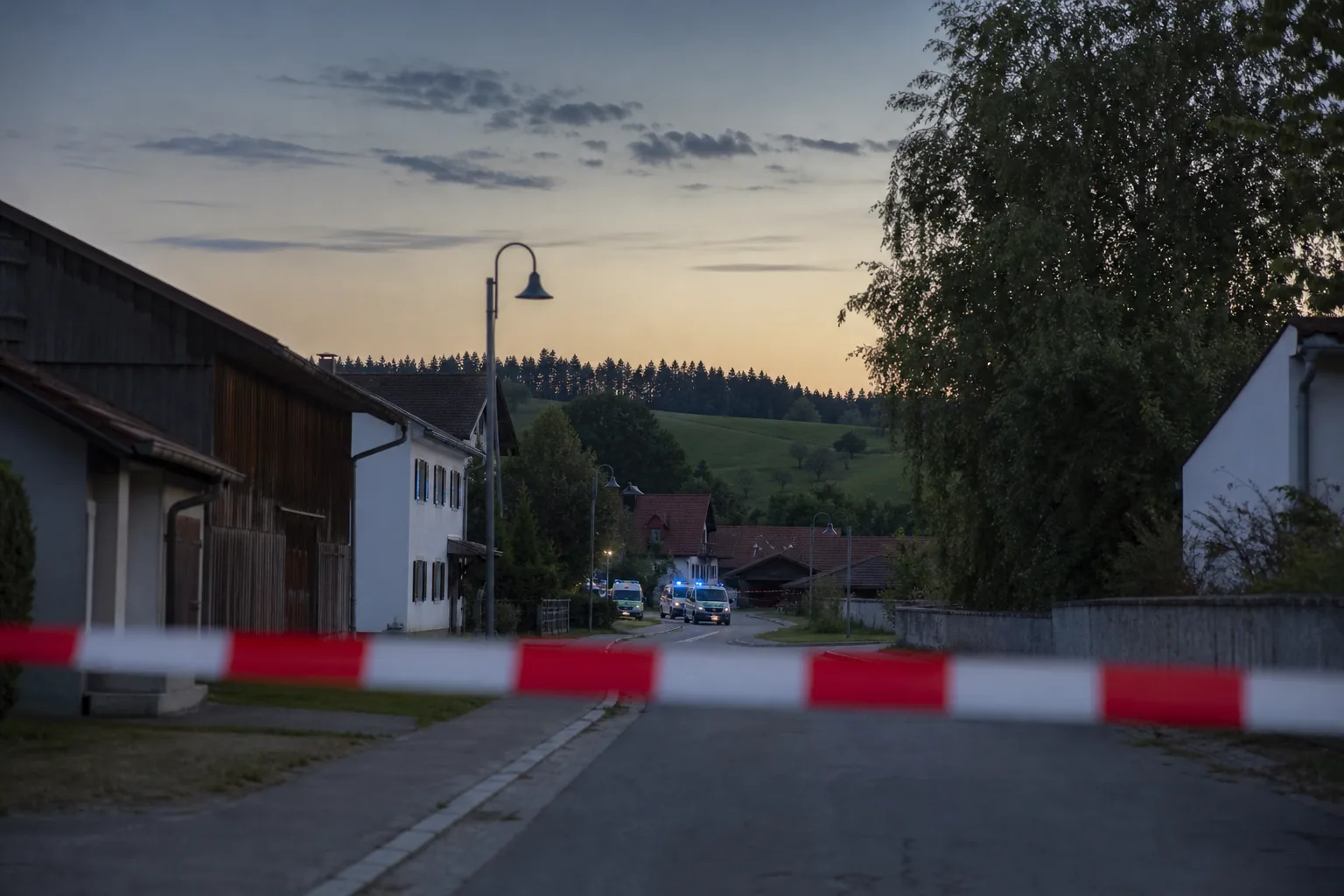 Symbolbild: Polizeieinsatz in einer ländlichen Straße nach einem schweren Vorfall.